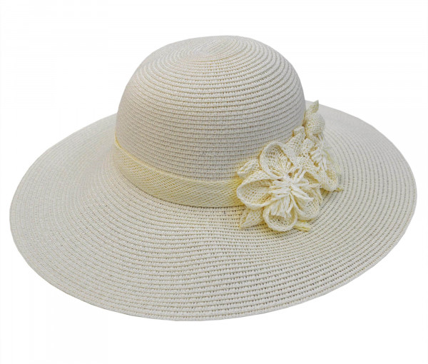 Lady's hat with flower, cream