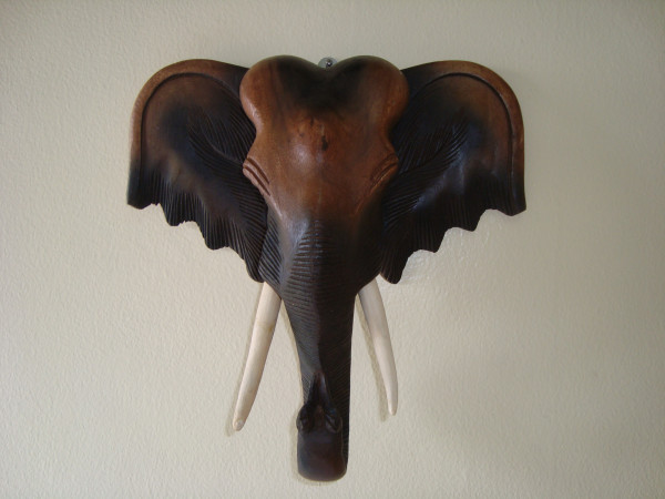 Exklusive Elefantenköpfe aus massiven Holz handgefertigt