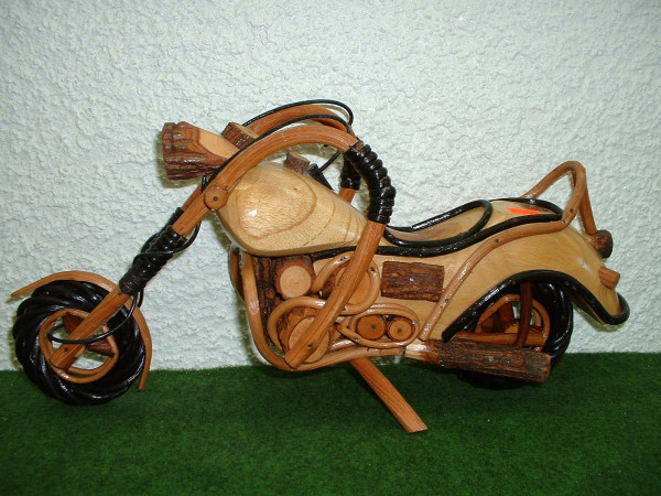 Moto en bois naturel, travaillée avec soin, fabriquée à la main